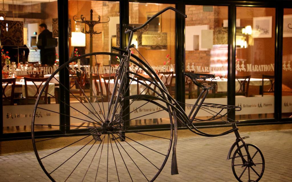 Hotel Marathon Senec Exterior foto